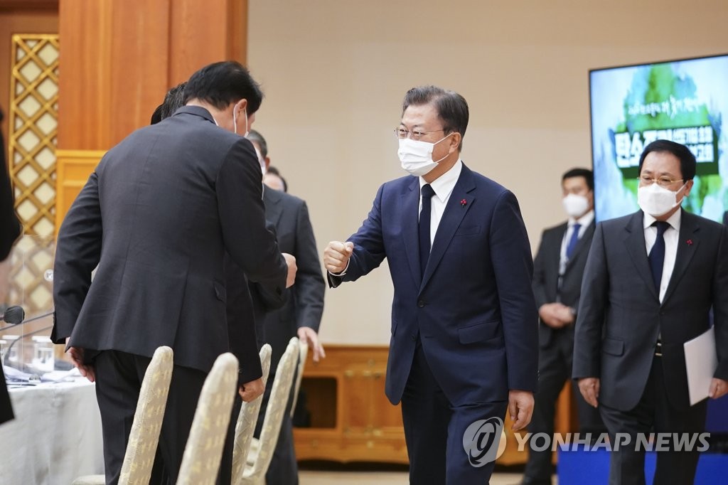 문대통령 "기업이 탄소중립 시대의 주역…에너지전환도 속도"