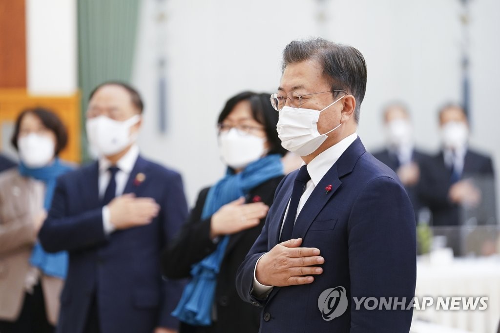 문대통령 "기업이 탄소중립 시대의 주역…에너지전환도 속도"