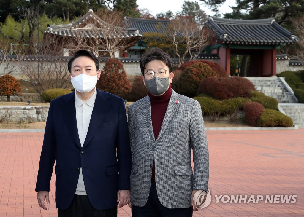 권성동 성희롱 의혹에 강릉경찰서 찾은 민주당 "감싸기" 비판