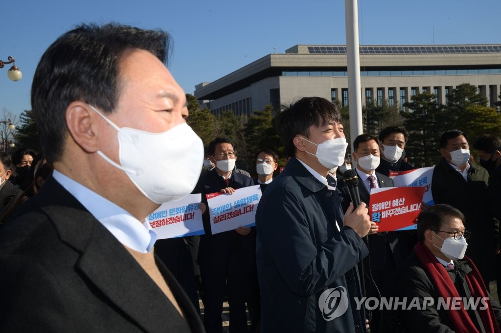 "김종인 빼고 해체" "윤핵관" 선대위 외곽서 난타하는 이준석