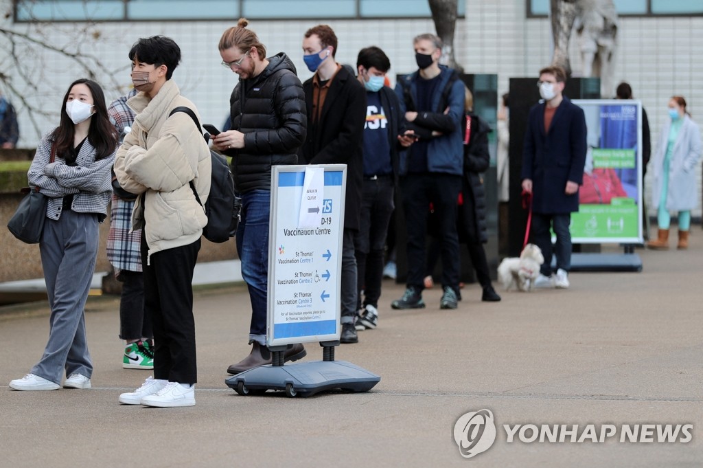 영국서 오미크론 첫 사망자…"가벼운 바이러스라는 생각 버려야"(종합)