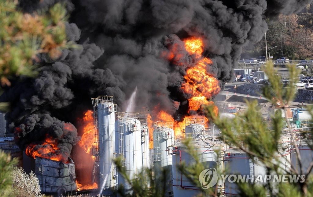 여수산단 화학공장 폭발·화재…2명 사망·1명 실종(종합)