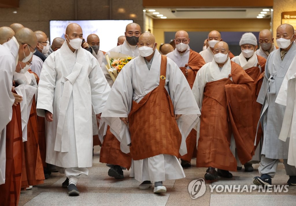 조계종 새 종정 성파스님 "수행 정신으로 소임 다할 것"