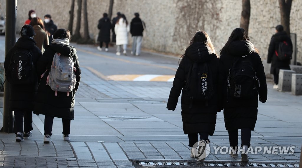 '찾아가는 학교 접종' 시행 혼란…청소년 방역패스 반발 여전