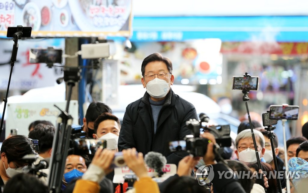 이재명, 오전 코로나 검사…TK일정서 확진자 '1m 접촉'