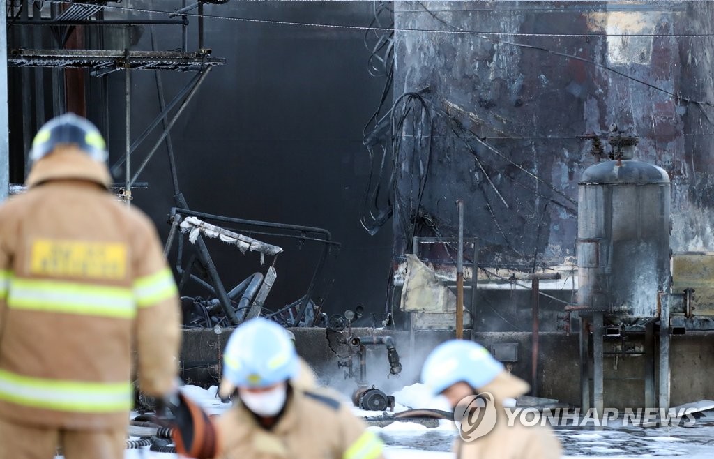 '폭탄 맞은 듯'…시꺼멓게 탄 여수 폭발사고 현장 처참