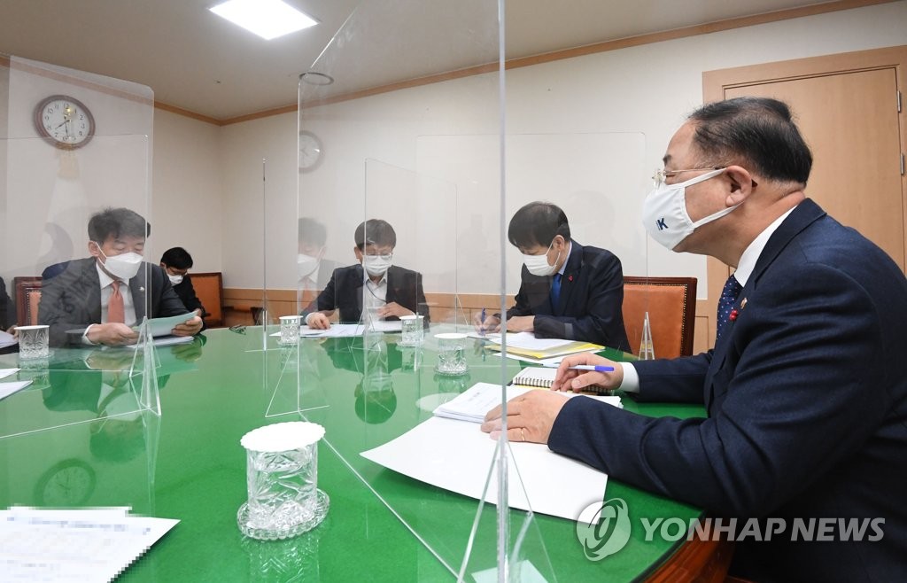 홍남기 "고용률 67.5%로 역대 최고…방역 불확실성은 커져"