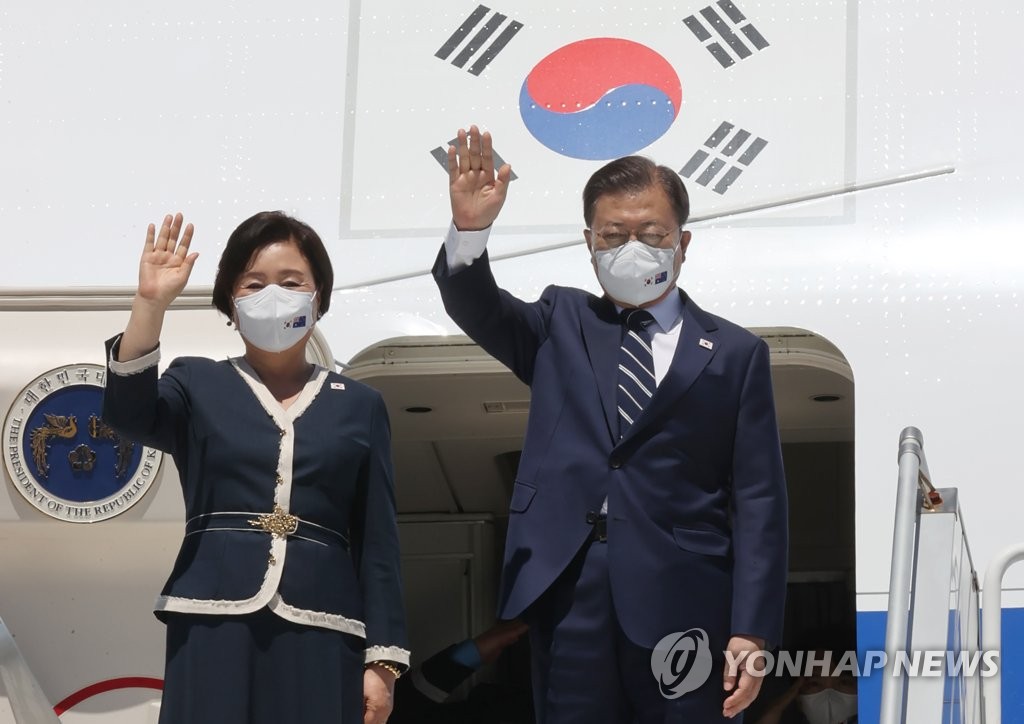 靑 "문대통령, 귀국 후 새벽까지 코로나 보고서…입술 터져"