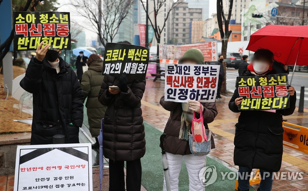 '찾아가는 학교 접종' 시행 혼란…청소년 방역패스 반발 여전