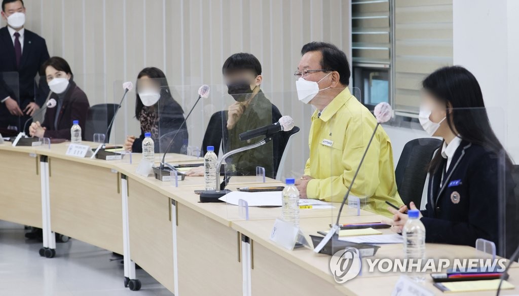 "왜이리 서두르나" 백신 불안감 쏟아낸 학부모들…김총리 '진땀'