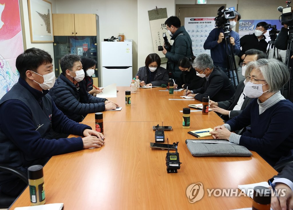 민주노총 찾은 강경화 "ILO사무총장, 한국이 놓칠 수 없는 기회"