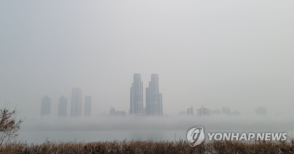 땅 젖을 정도로 짙은 안개…수도권 등 미세먼지 '나쁨'