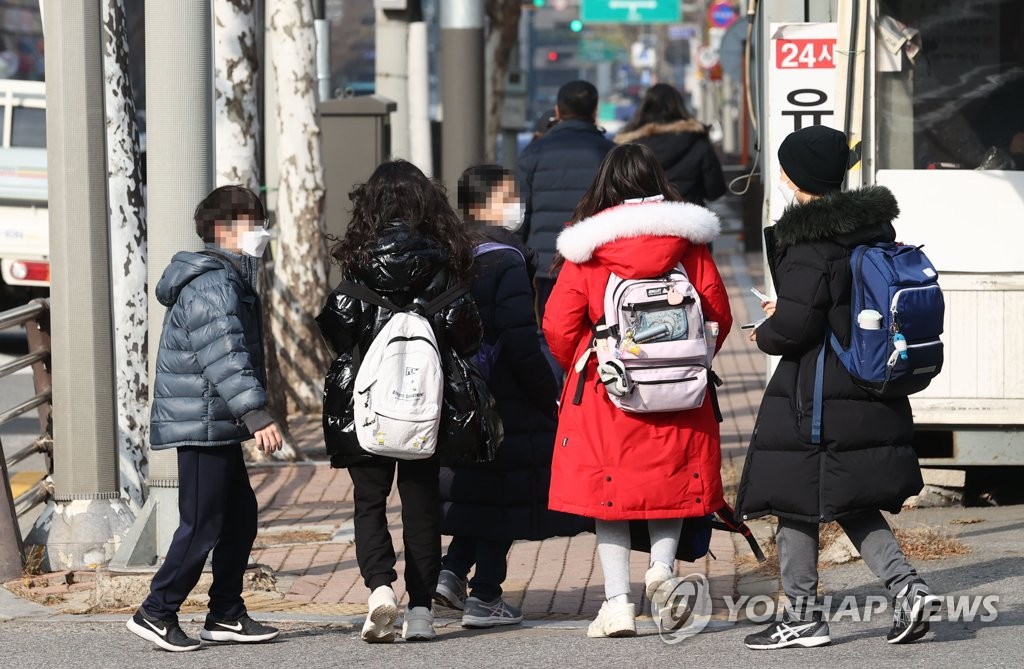 예약 줄취소·환불 사태 걱정…'부분등교 유턴' 학교도 혼란(종합)