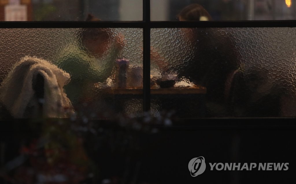 "올해 마지막 불금"…거리두기 복귀 앞두고 식당·주점 '북적'