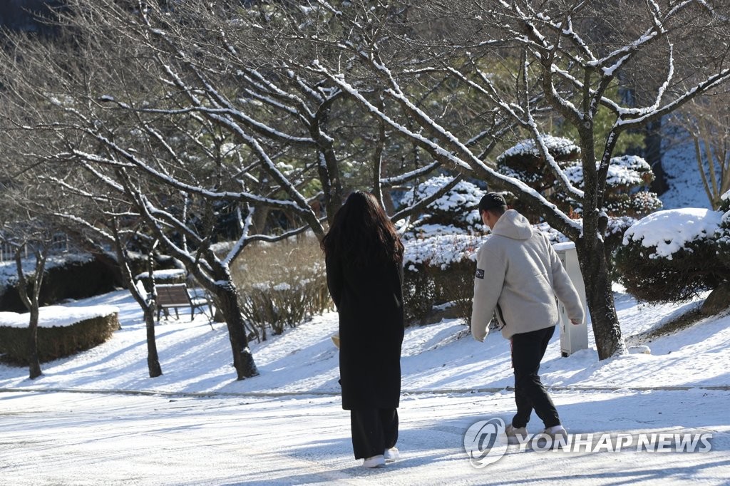 강원 빙판길 교통·안전사고 주의…동해안은 산불 조심