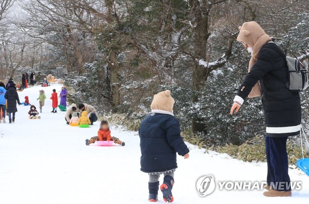 제주, 초속 16ｍ 강풍에 눈…"시설물 관리 유의"