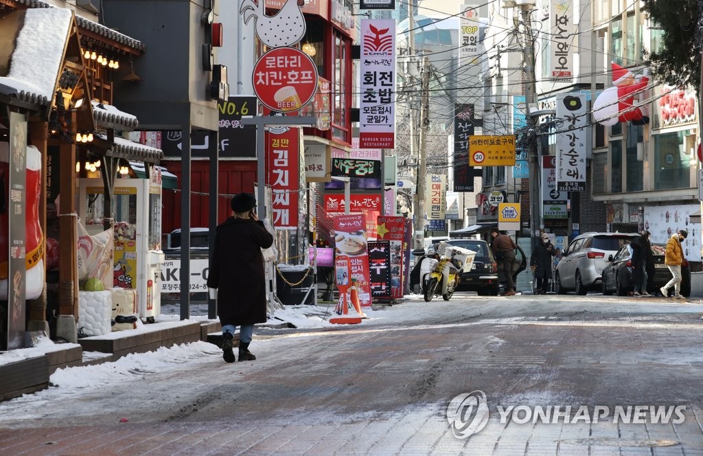 거리두기에 움츠러든 일상…발길 끊긴 휴일 도심 썰렁