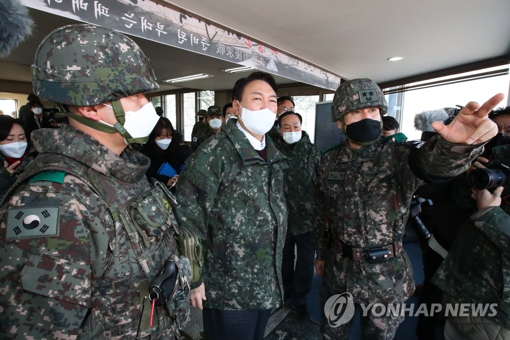 尹 DMZ 방문때 '민간인 복장' 논란에…국방부 "유엔사와 협의"