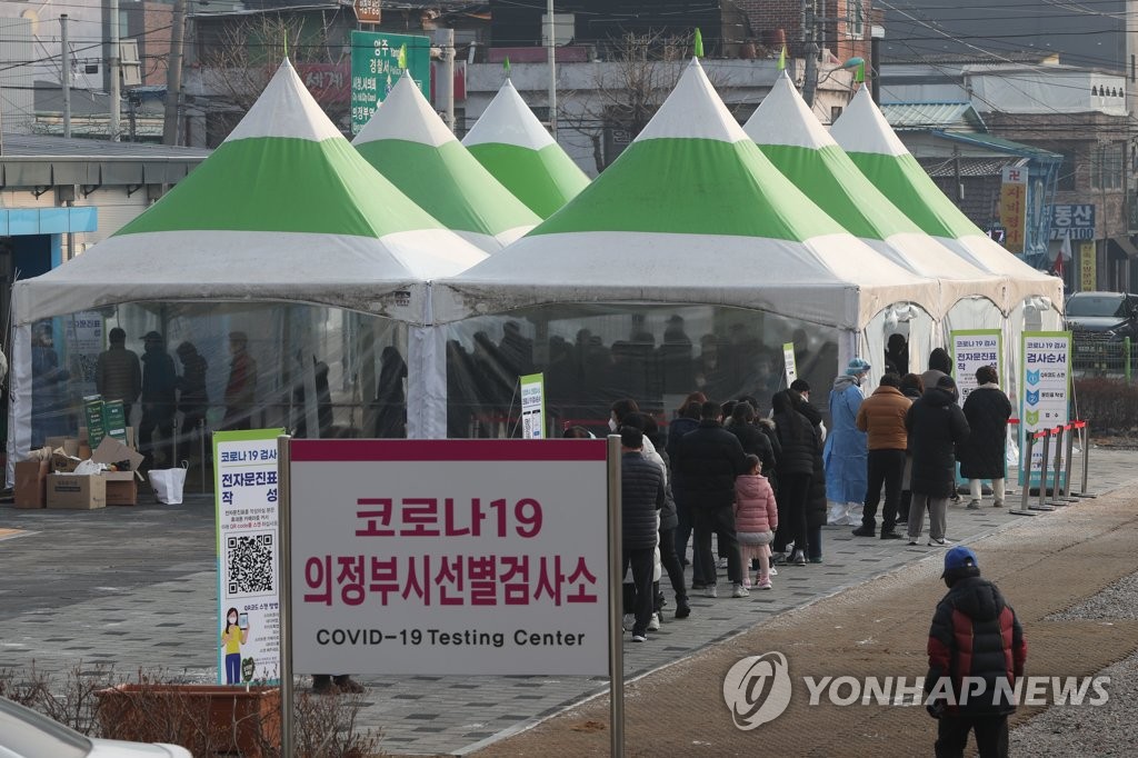 정부 "확진자 증가세 둔화 시작…감소세 전환은 상황 더 봐야"