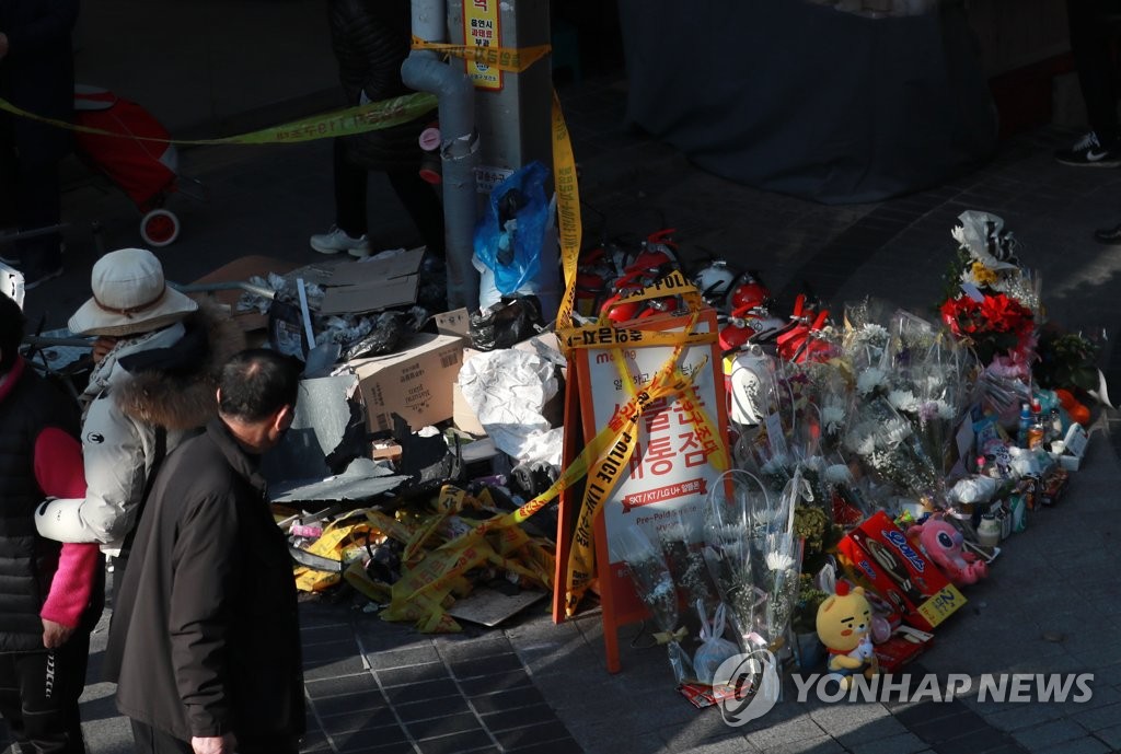 [르포] "터질게 터졌다"…할머니·손녀 목숨 앗아간 전통시장 입구도로