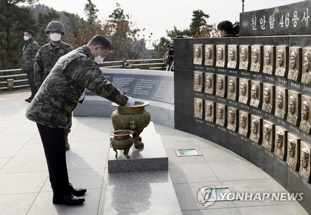 문대통령 "백령도 해병대 든든"…천안함 용사 위령탑 참배(종합2보)