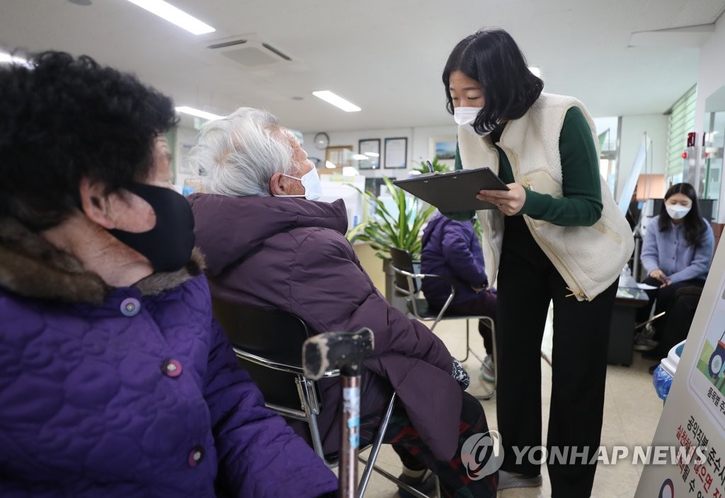 "살라면 맞아야제" 성탄절 전날 시골 마을 달리는 백신버스