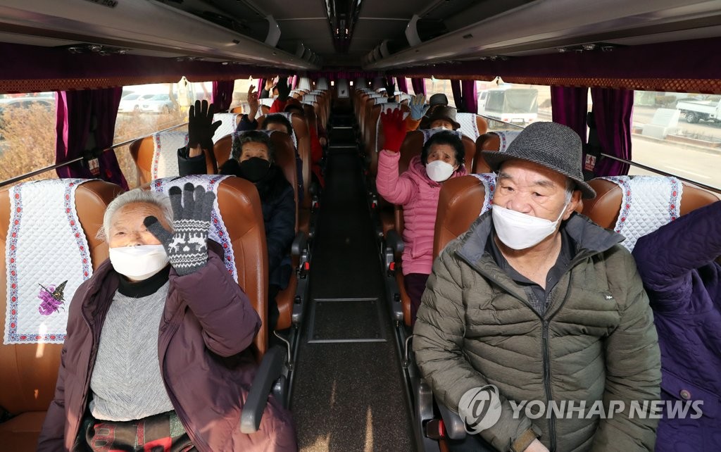 "살라면 맞아야제" 성탄절 전날 시골 마을 달리는 백신버스