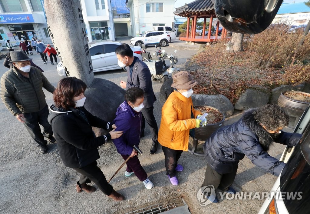 "살라면 맞아야제" 성탄절 전날 시골 마을 달리는 백신버스