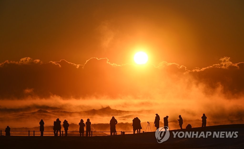 "코로나 확산 막아라" 강원 동해안 해맞이 명소 출입 통제