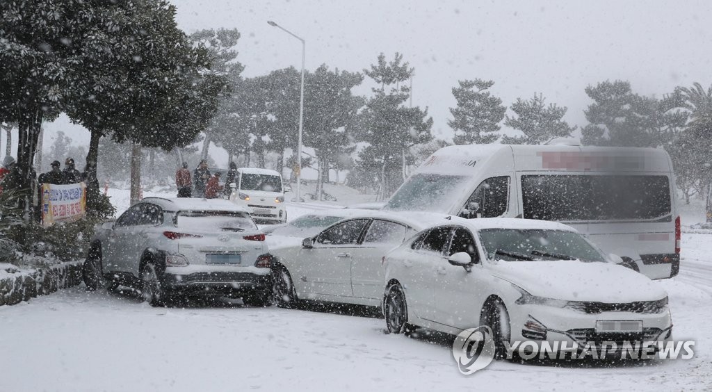 제주, 강추위에 폭설…항공기 운항 차질, 낙상사고 속출