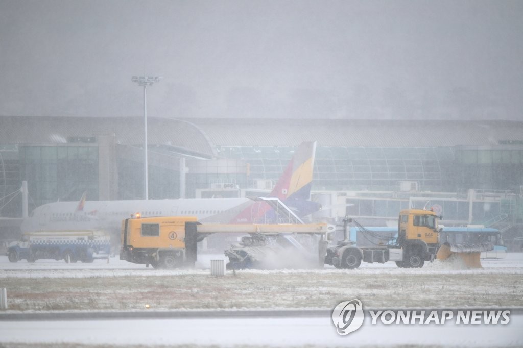 제주, 강추위에 폭설…항공기 운항 차질, 낙상사고 속출