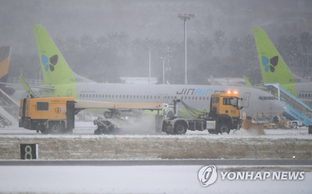 폭설로 제주공항 활주로 일시 폐쇄…결항·지연 잇따라