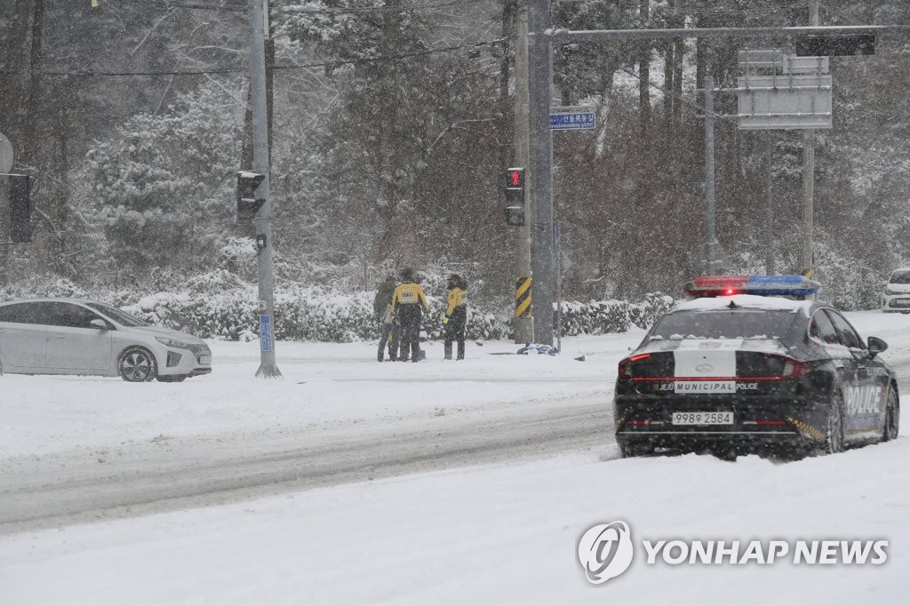 제주, 강추위에 폭설…항공기 운항 차질, 낙상사고 속출