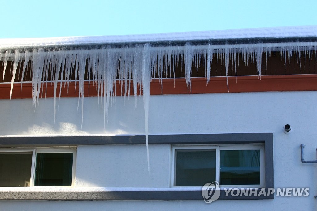 '폭설 뒤 한파' 전국이 꽁꽁…하늘길·뱃길 막히고 사고 잇따라