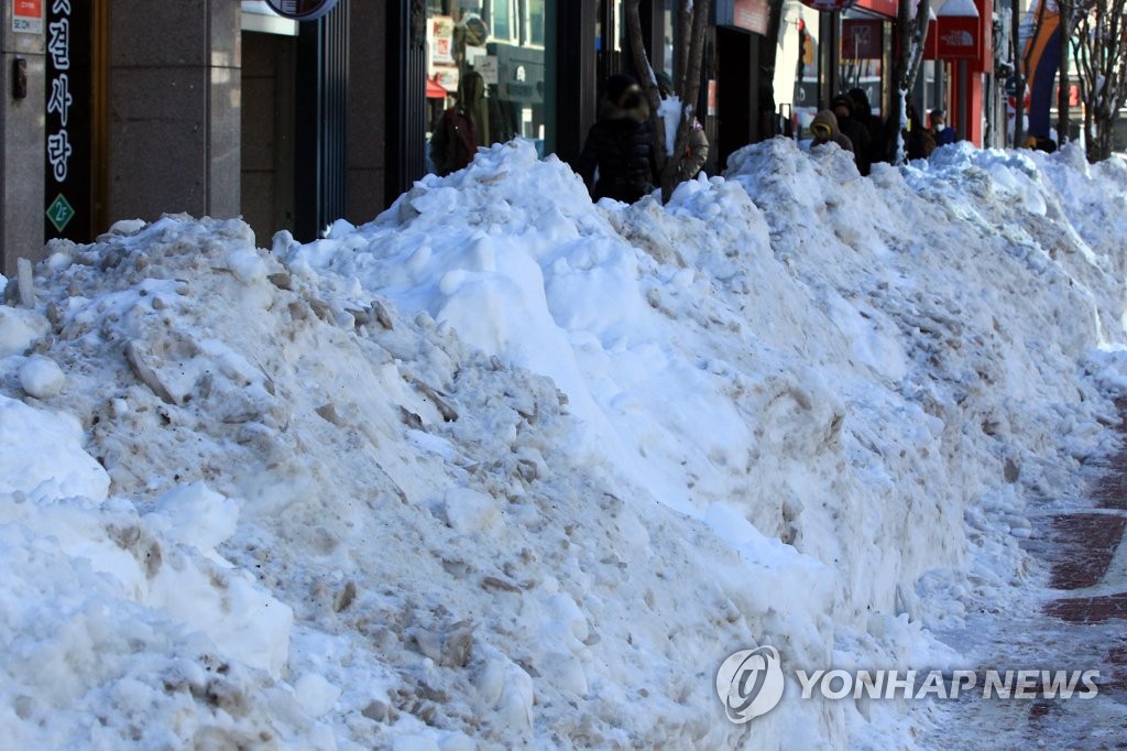 '폭설 뒤 한파' 전국이 꽁꽁…하늘길·뱃길 막히고 사고 잇따라