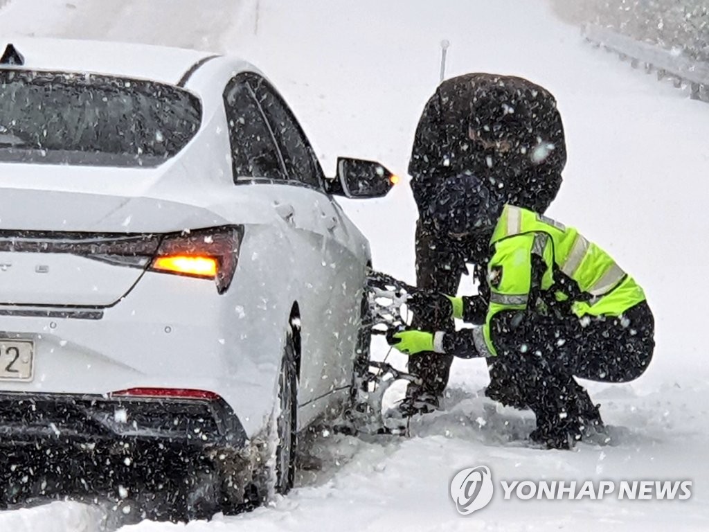 제주, 강추위에 폭설…항공기 43편 결항, 낙상사고 속출(종합)