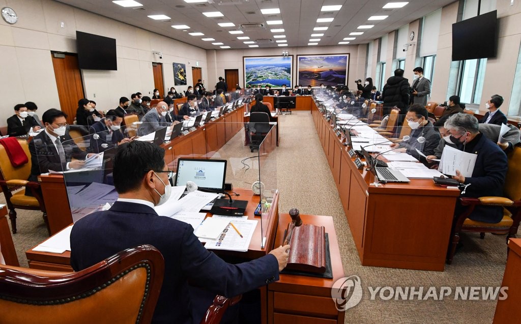 국토위, '저상버스 도입 확대' 교통약자법 개정안 의결(종합)