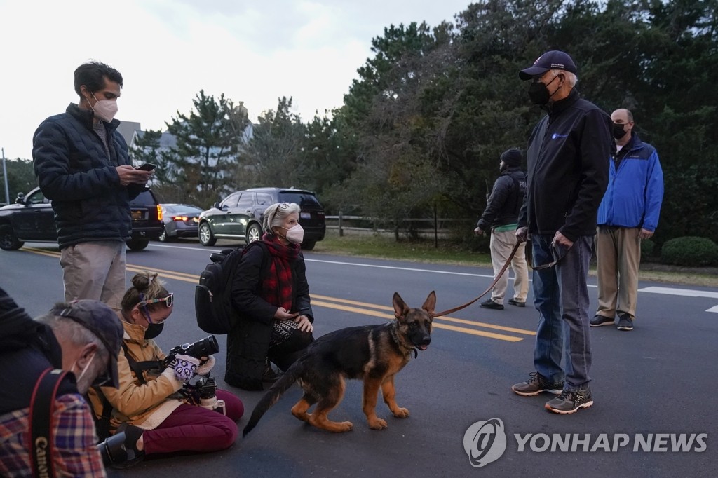 미 바이든 새 퍼스트도그 '커맨더' 카메라에 포착