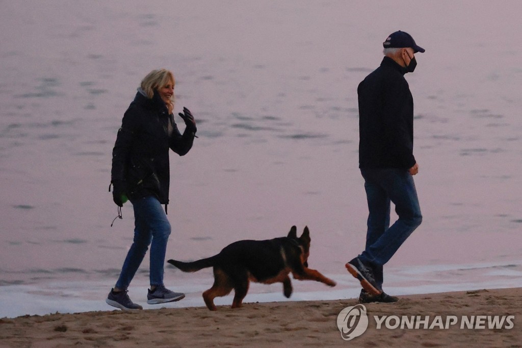 미 바이든 새 퍼스트도그 '커맨더' 카메라에 포착