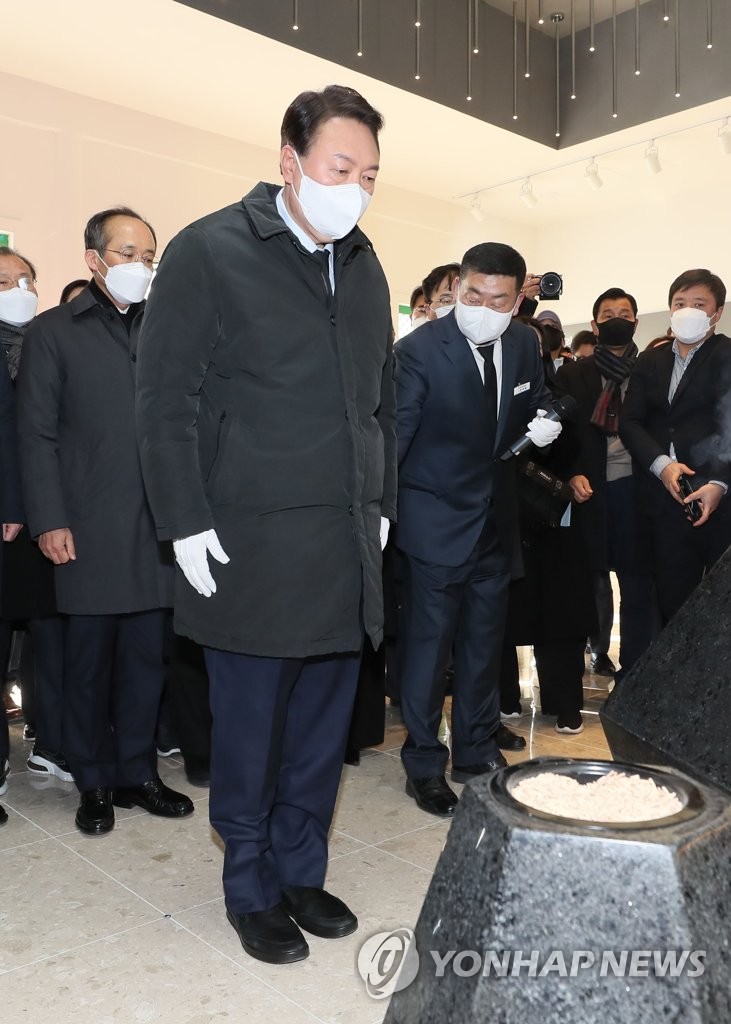 대구 간 윤석열, 친박단체 만나 "분골쇄신해 대선승리 이끌겠다"