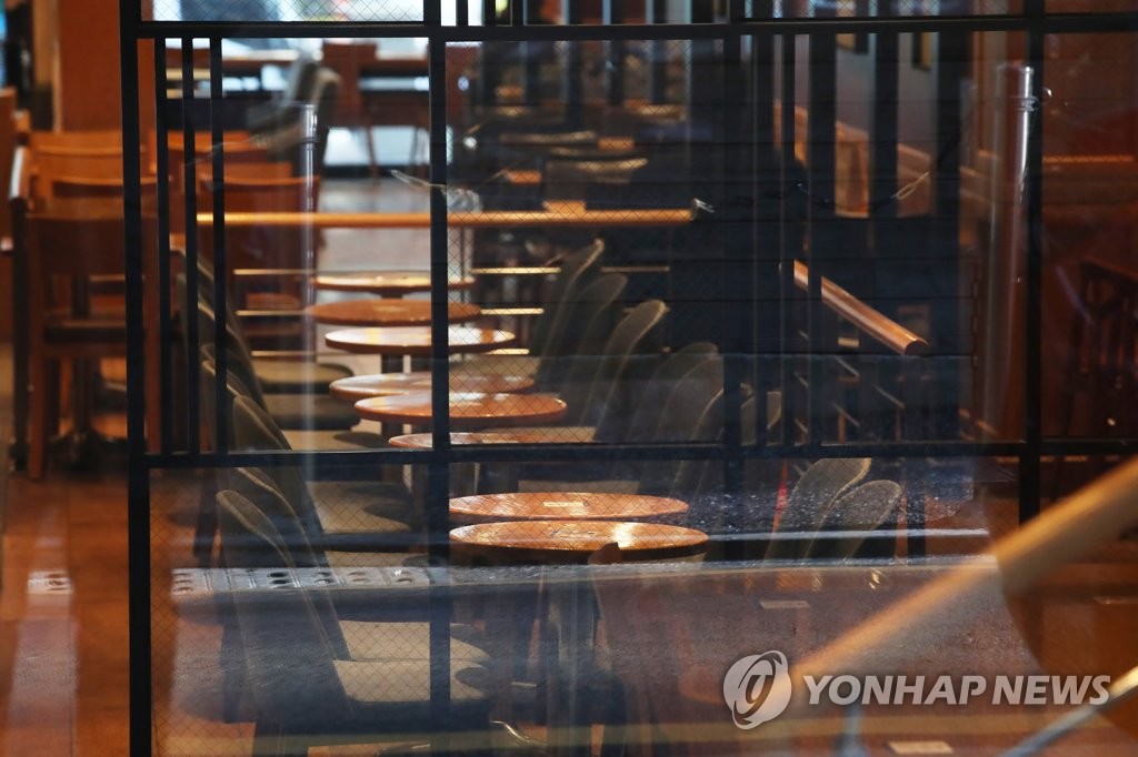 '4인·9시' 거리두기 2주 연장하기로…내일 중대본서 발표