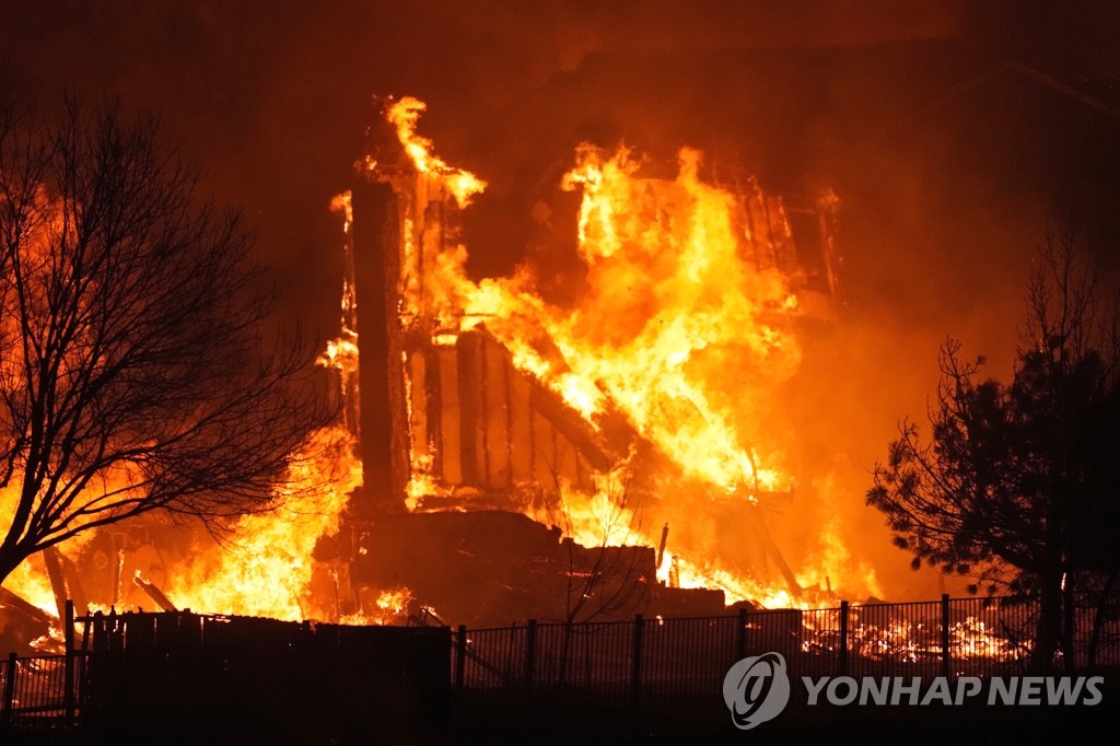 미 콜로라도, 대형 산불에 집 수백채 불타…3만여명 대피령(종합)