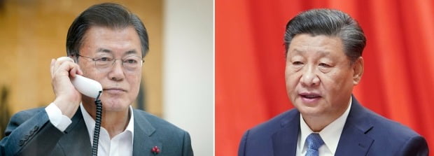 문재인 대통령(왼쪽)이 26일 오후 청와대에서 시진핑 중국 국가주석과 전화 통화하고 있다. 사진=연합뉴스
