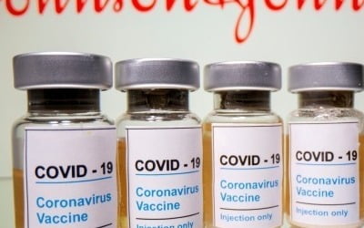 "얀센, 오미크론 아예 못 막는다" CDC 자문위, mRNA 백신 권장