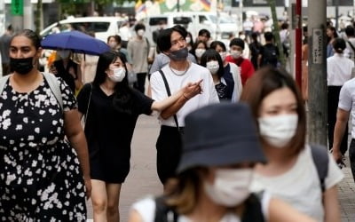 "실내서 신발 벗는 문화 덕?"…日 확진자 급감에 쏟아진 가설