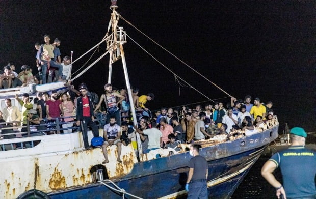 걸음마도 떼지 못한 1살 아기가 부모 없이 지중해를 건너 이탈리아 람페두사섬에 도착했다. 사진은 지난 9월 이주민·난민을 태우고 람페두사섬에 도착한 어선. /사진=연합뉴스