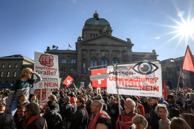 지난달 23일(현지시간) 스위스 수도 베른에 있는 연방 의사당 주변에 수천 명의 시위대가 모여 신종코로나바이러스감염증(코로나19) 백신 패스와 의무 접종에 항의하고 있다. /사진=연합뉴스