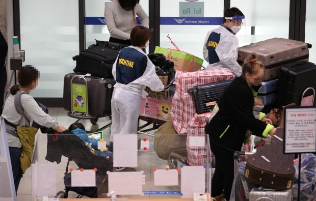 인천공항 입국장에서 방역 관계자들이 분주하게 움직이고 있다. /사진=연합뉴스