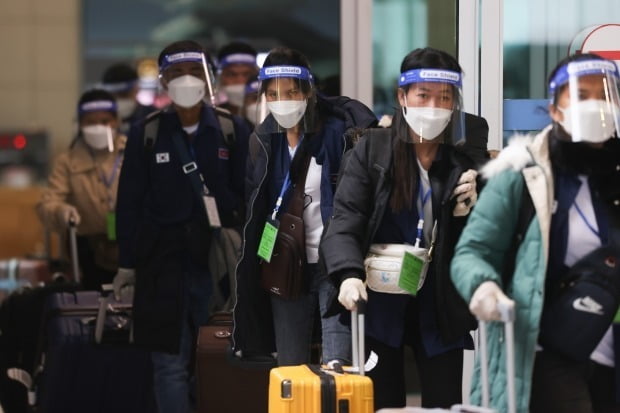 국내 첫 오미크론 확진자가 확인된 가운데 정부가 모든 해외입국 확진자에 대한 오미크론 변이 여부 검사를 하기로 결정했다. 사진은 인천국제공항을 통해 입국한 외국인들이 버스를 타기 위해 이동하는 모습. /사진=연합뉴스