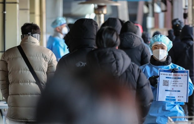 1일 오전 서울 송파구 송파보건소 신종 코로나바이러스 감염증(코로나19) 선별진료소에서 의료진이 검사를 받기 위해 대기하는 시민을 안내하고 있다. /사진=연합뉴스